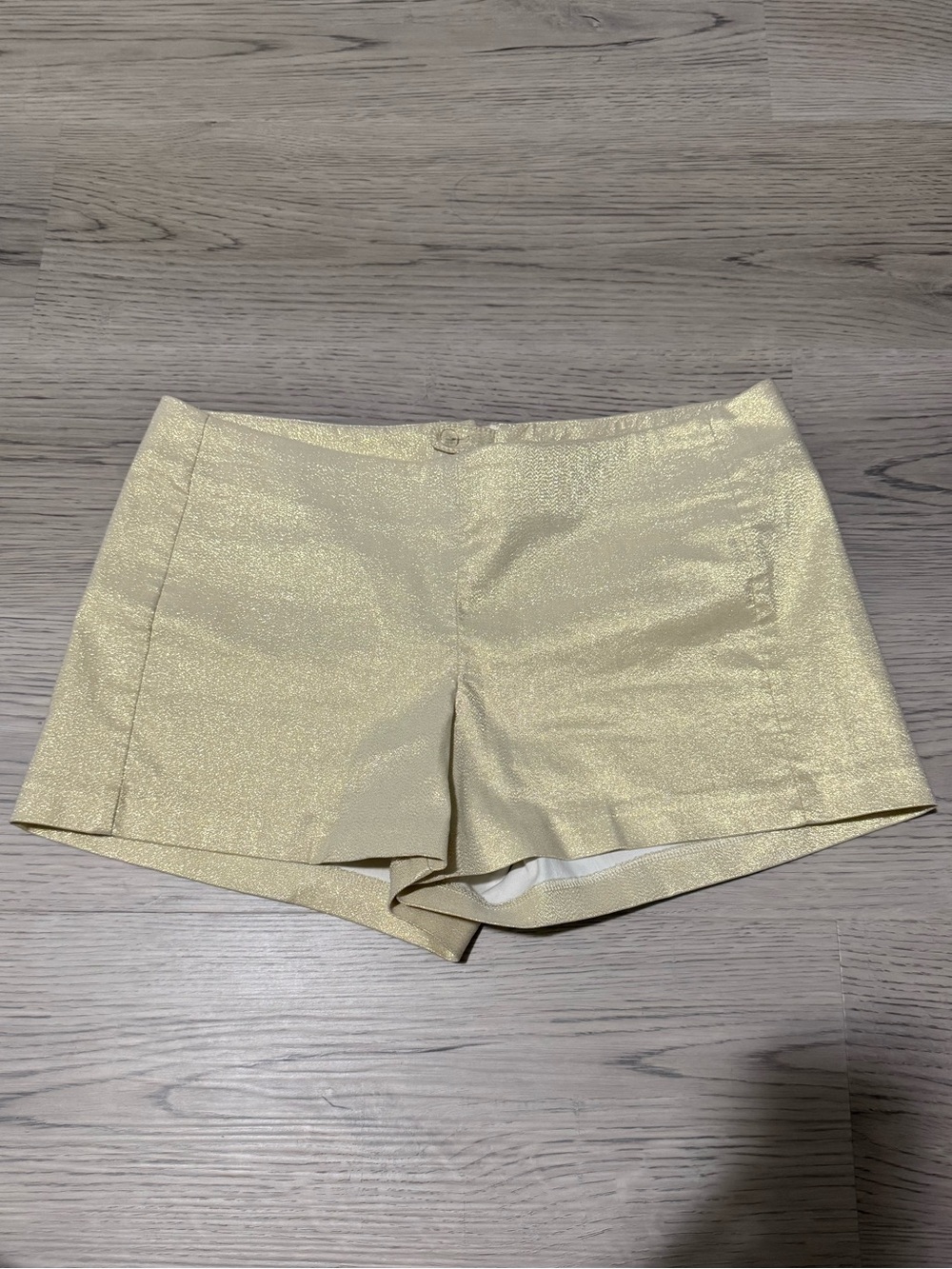 Lilly Pulitzer Gold Metallic Stretch Shorts Women’s Size 6 Resort Glam